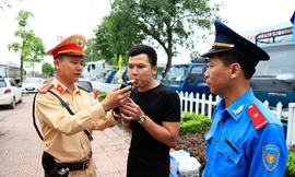  Liên ngành Cảnh sát, thanh tra kiểm tra chất gây nhiện trên đường. Ảnh: T.Đảng