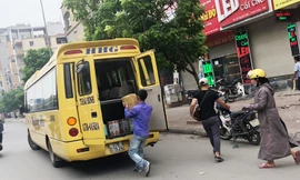 Xe của nhà xe Hoàng Hà chạy tuyến Thái Bình, một trong những nhà xe thường xuyên dừng bắt khách trên đường Nguyễn Trãi-Nguyễn Xiển