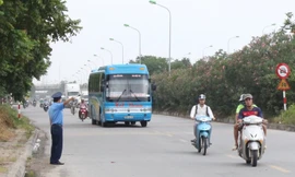 Hà Nội ngày đầu “nắn” tuyến, nhiều xe khách vi phạm bị nhắc nhở