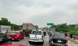 Cao tốc tắc kéo dài, người dân bỏ xe xuống đường đứng