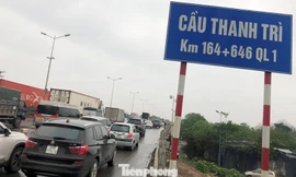 Cầu Thanh Trì ùn tắc trong ngày đầu hạ tốc độ xuống 60km/h