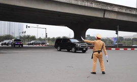 Xe ô tô phục vụ Tổng thống Mỹ đã đến Việt Nam và chạy trên đường Hà Nội sáng nay. Ảnh: Mạnh Thắng