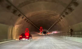 Hầm thứ 2 trên cao tốc Mai Sơn-QL45 tối om, ô tô phải dùng đèn pha soi đường