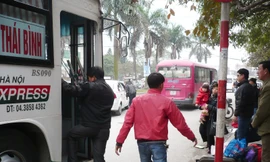  Lãnh đạo Sở GTVT yêu cầu cung cấp thông tin xe khách vi phạm trước bến xe để thu hồi tem, phù hiệu ​ ​