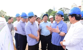 Bí thư Thành Ủy kiểm tra, nghe báo cáo tiến độ cầu vượt An Dương tại hiện trường