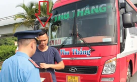 Bị 'sờ gáy', tài xế xe khách chủ động nhận lỗi và xin 'giải quyết nhanh'