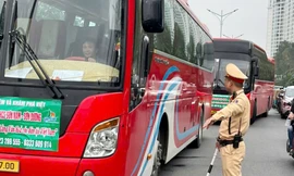 Xe ô tô được hướng dẫn ra, vào 7 bãi xe quanh khu Ba Đình 