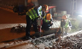 Xuyên đêm sửa chữa khe co giãn trên tuyến đường đông xe nhất Hà Nội 