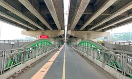Cầu vòm thép vượt hồ Linh Đàm vắng xe qua lại