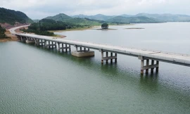 Cận cảnh cầu vượt hồ nước dài nhất trên cao tốc Hà Nội - Thanh Hóa