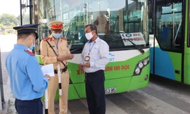 Kiểm tra chất gây nghiện đột xuất hàng loạt lái, phụ xe buýt Hà Nội