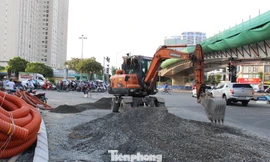 Hiện trường thi công cầu vượt thép Nguyễn Văn Huyên.