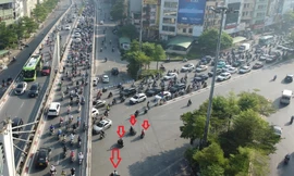 Hình ảnh trái ngược nhau ở nút giao thông Ngã Tư Sở