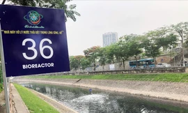  Đã bước sang ngày xử lý thứ 13 nhưng nước sông Tô Lịch tại đoạn xử lý vẫn đen, hôi. Ảnh: A.Trọng