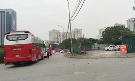 Xe khách liên tỉnh mang thương hiệu Kumho Việt Thanh đỗ tràn lan trên đường trong các khu dân cư sau tòa nhà Keangnam