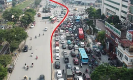 CLIP: Đường Giải Phóng ùn tắc kéo dài do hàng rào thi công