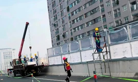 Vì sao đường trên cao Vành đai 3 đang bị ‘rào’ nửa lòng đường?