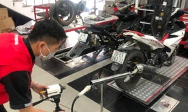 Đo khi thải xe máy tại đại lý xe YAMAHA Cầu Giấy. Ảnh: Anh Trọng