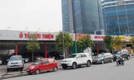 Các gara kinh doanh ô tô tạm bợ tại khu Nam Trung Yên nằm ngay dưới chân tòa nhà Keangnam.