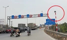 Chủ xe đi trên cầu Thanh Trì bất ngờ với tiếng loa ‘át’ tiếng còi xe