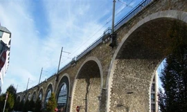 Khu vực vòm cầu - đường dẫn đường sắt phía Nam cầu Long Biên Hà Nội.