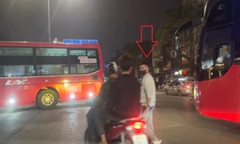 Xe giường nằm ngang nhiên 'thả' khách giữa đường