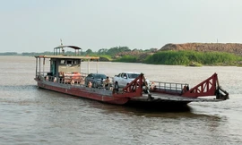 Nhiều bến cảng, bến đò chở khách qua sông Hồng Hà Nội hết phép