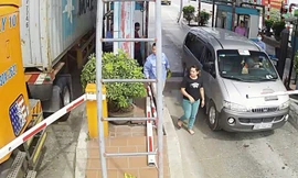 Với lý do trạm đặt nhầm vị trí và thu phí oan, nhiều tài xế ô tô đã cho xe húc gãy thanh chắn trạm Tân Đệ, không nộp phí những ngày qua.