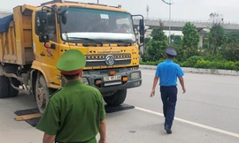 Hàng loạt xe quá tải bị xử lý tại Hà Nội