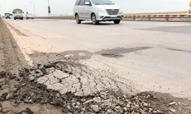 Đơn vị quản lý cầu Thăng Long cho biết sẽ khắc phục hư hỏng mặt cầu trước 30/6
