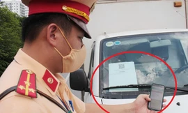 CSGT thực hiện quyét mã giấy đi đường tại các chốt cửa ngõ. Ảnh: Trọng Đảng