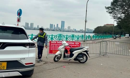 Bãi xe 'chặt chém' ở khu vực phủ Tây Hồ lại bịt đường, ép xe vào gửi