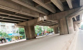 Với mặt cắt ngang rộng từ 15 đến 30 mét, trải dài 14 km, gầm cầu cạn đường Vành đai 3 trên cao lâu nay đang được xem là các sân bóng bỏ không, lãng phí giữa Thủ đô.