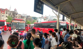 Người dân nườm nượp đổ ra bến xe Hà Nội về quê nghỉ lễ 
