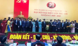 Bí thư Thành ủy Hà Nội tặng hoa chúc mừng Ban Chấp hành và Bí thư khóa mới Khối Các Cơ quan Hà Nội. Ảnh: T.Đảng