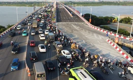 Vì sao cầu Vĩnh Tuy 2 thông xe xong phải đóng lại, phương tiện chưa thể di chuyển?