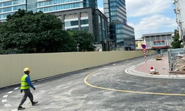 Dỡ rào chắn ga ngầm metro S12 cho xe đi một chiều trên đường Trần Hưng Đạo