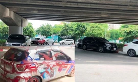 Nhan nhản bãi trông xe 'lậu' quanh khu vực taxi Hà Nội bị tạt sơn