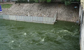 Nước Hồ Tây lại được xả vào sông Tô Lịch lần thứ 3 trong vòng khoảng 1 tháng.