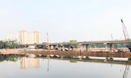 Lòng hồ Linh Đàm bị ngăn đôi để thực hiên dự án cầu cạn 2 năm qua.