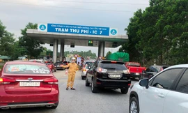 Ùn tắc, thu tiền mặt tại các trạm thu phí chưa có ETC, đại diện VEC nói gì?