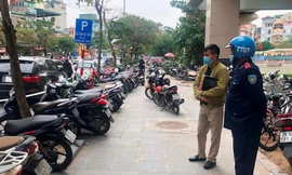 Liên ngành kiểm tra tại bãi xe của Cty Ngọc Quang ngày 23/11. Ảnh: T.Đảng