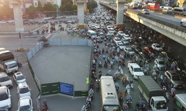 Hà Nội: Rào chắn 'bịt' hướng đi Ngã Tư Sở, nút giao thông Thanh Xuân ùn tắc