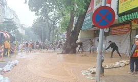 Cận cảnh 'suối bùn' tuôn trào ở Metro Nhổn-Ga Hà Nội
