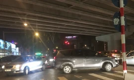 Đường tắc cứng nhiều giờ, cảnh sát giao thông vắng bóng