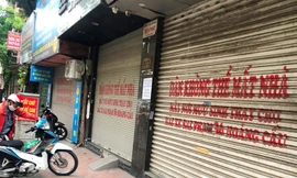 Những ngày qua nhiều cửa hàng trên đường Đê La Thành đã in chữ trên cuốn để phản đối việc lấy đất để làm bãi đỗ xe, cây xanh-một hạng mục của dự án đường Vành đai 1 đoạn Ô Chợ Dừa - Voi Phục (Cầu Giấy).