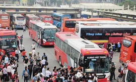 Hành khách bắt xe tại các bến xe Hà Nội