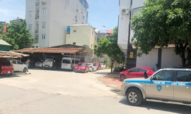 Liên ngành kiểm tra bãi xe Hà Cầu. Ảnh: T.Đảng