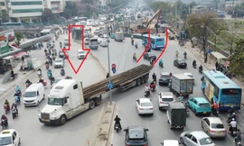 CSGT ‘truy’ ô tô ngược chiều trên đường Giải Phóng đoạn qua dự án hầm chui Vành đai 2,5