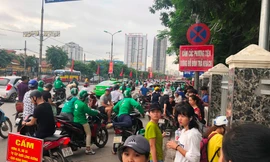 Đường tắc, xe khách trà trộn vào bến xe buýt trả khách